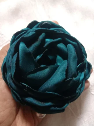 Handgefertigte Smaragd Satin Peony Brosche