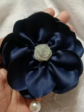 Handgefertigte Marine Satin Brosche: Stoff-Corsage (R5)